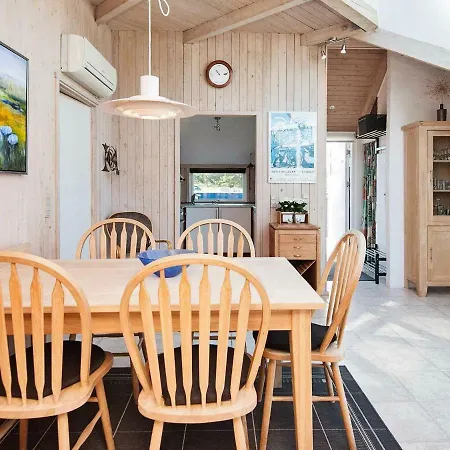 Prázdninový dům Four-bedroom Holiday In 8 *