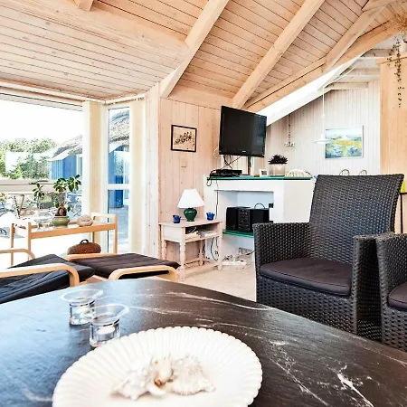 Four-bedroom Holiday In 8 *