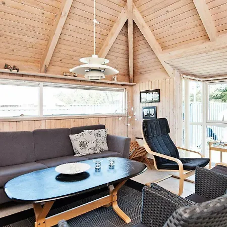 Four-bedroom Holiday In 8 *
