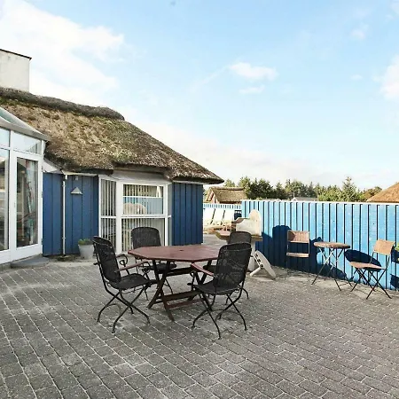 Four-bedroom Holiday In 8 *